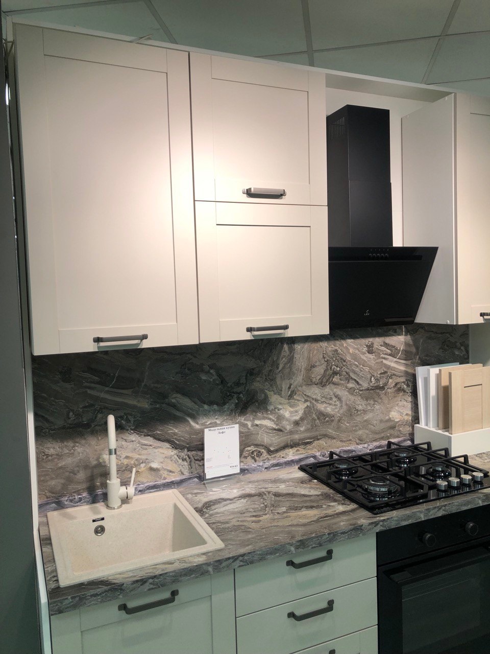 Образцы материалов для кухонь